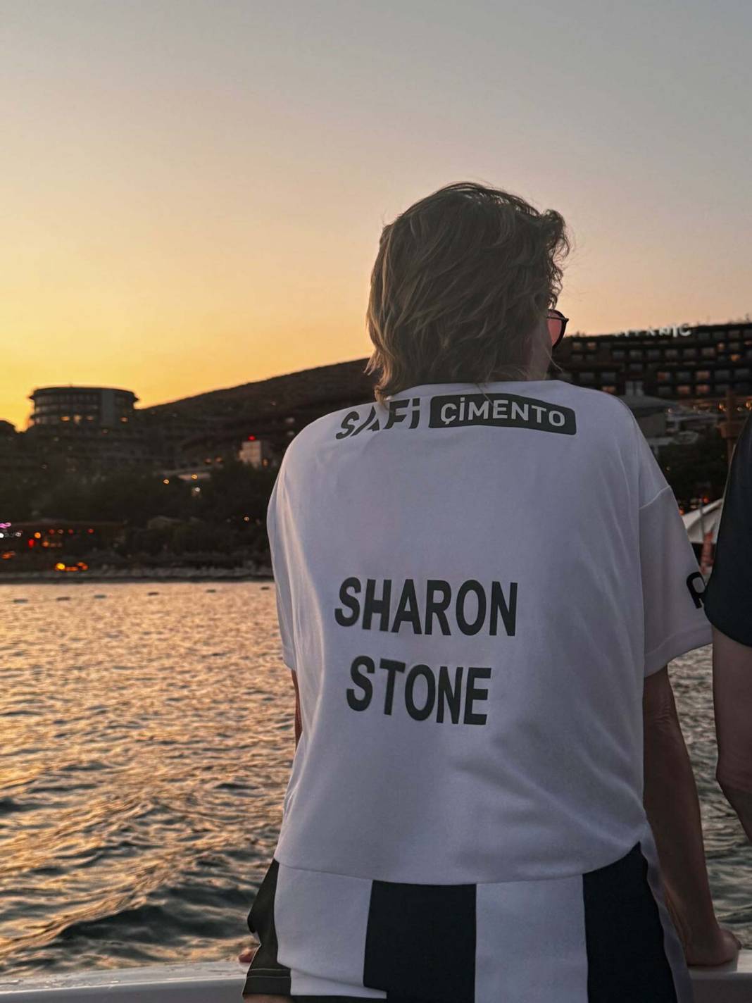 Sharon Stone'a, Bodrum'da Beşiktaş forması hediye edildi 6